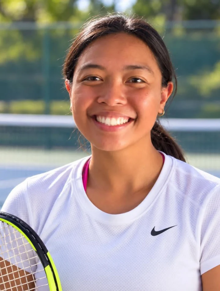 Julia Bravo smiling on a tennis court